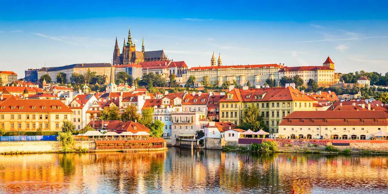 Autobusové zájezdy Hop-On Hop-Off v Praze – Ikonické památky, panoramatické výhledy na město a atrakce, které musíte vidět v roce 2026 Vyhlídkové autobusové zájezdy hop-on hop-off v Praze (Česká republika) – Hlavní pamětihodnosti, slavné atrakce a skryté klenoty v roce 2026